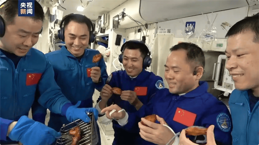 中国航天员20多年“太空吃播”进化史凯发k8国际厅登录太空烧烤首秀！来看(图2)